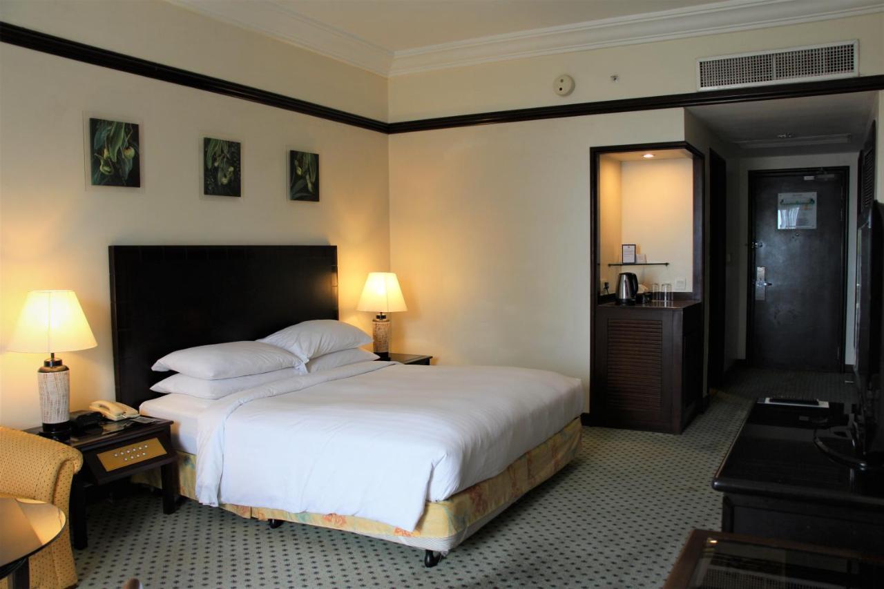 Miri Marriott Resort & Spa Exterior photo A room at the hotel