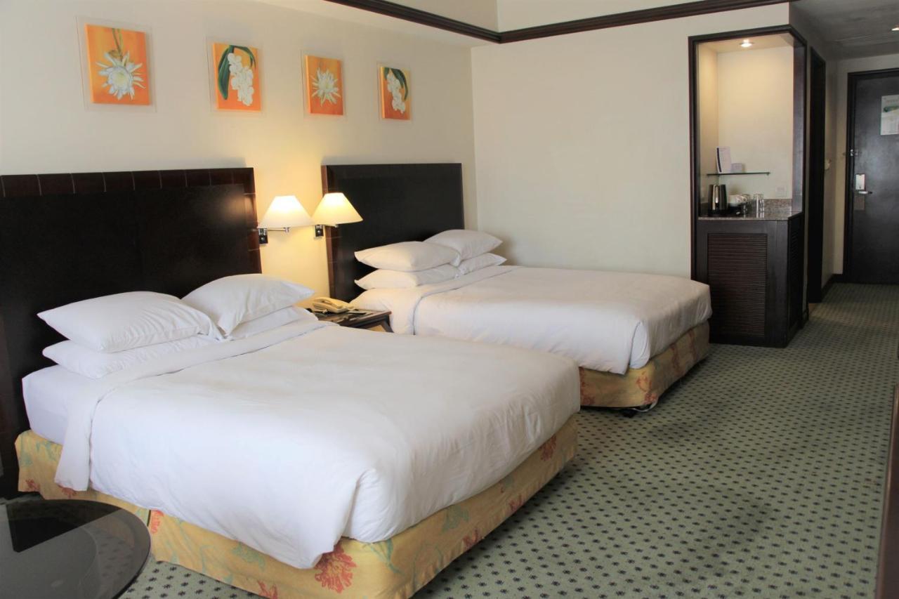 Miri Marriott Resort & Spa Exterior photo A room at the hotel