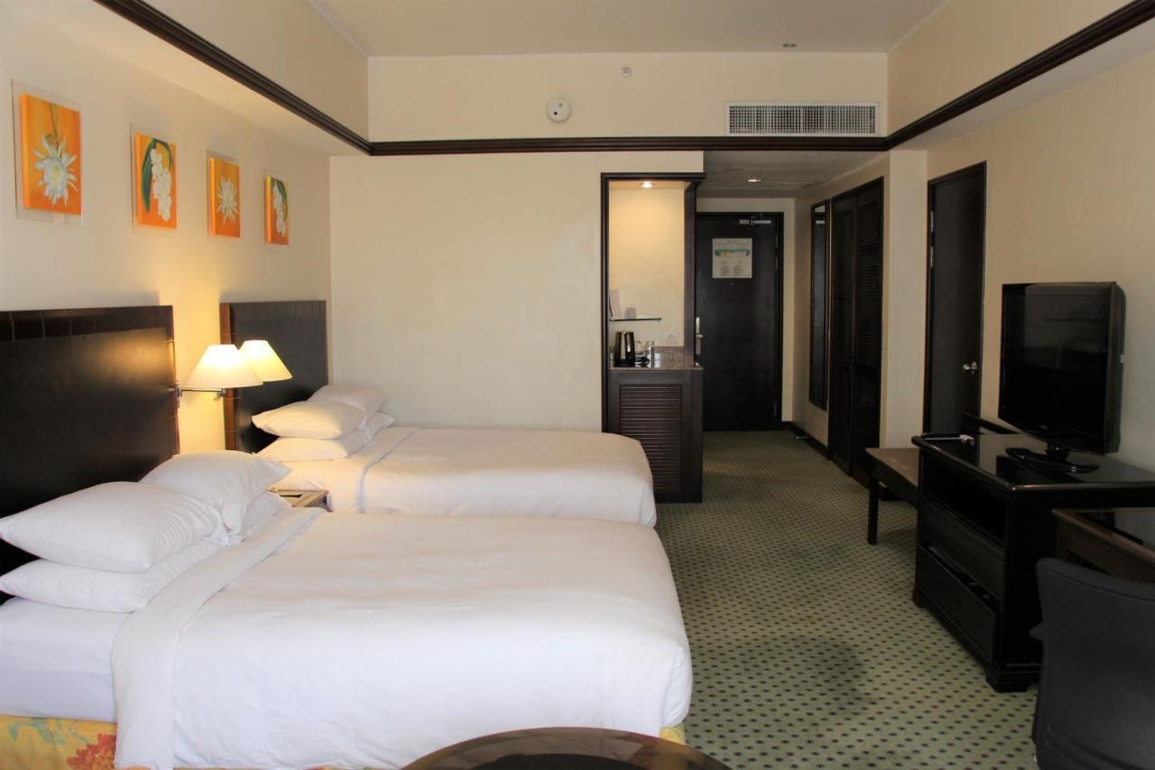 Miri Marriott Resort & Spa Exterior photo A room at the hotel