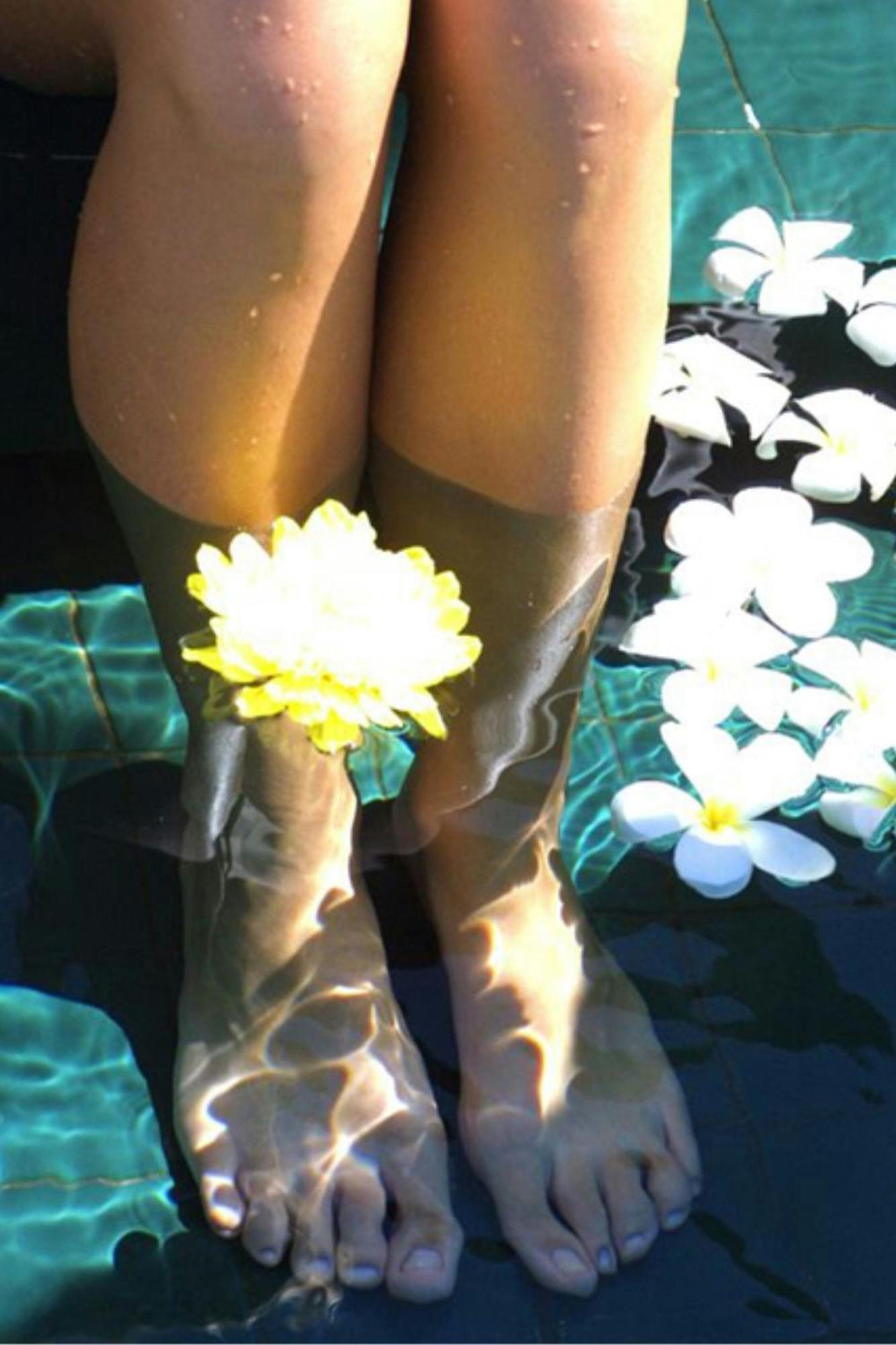 Miri Marriott Resort & Spa Exterior photo A woman wearing rain boots