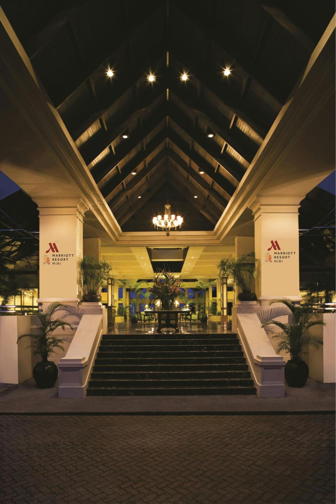 Miri Marriott Resort & Spa Exterior photo The hotel's entrance